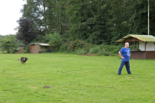 Nochmal die Übung mit dem Sprint durch die Beine des Trainers Stefan Quell | Foto: Brigitte Melder