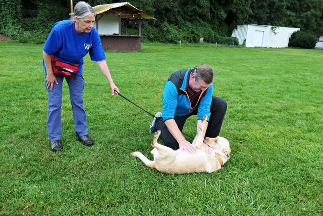 Vorstand Andreas Zabanoff knuddelt den Golden Retriever | Foto: Brigitte Melder