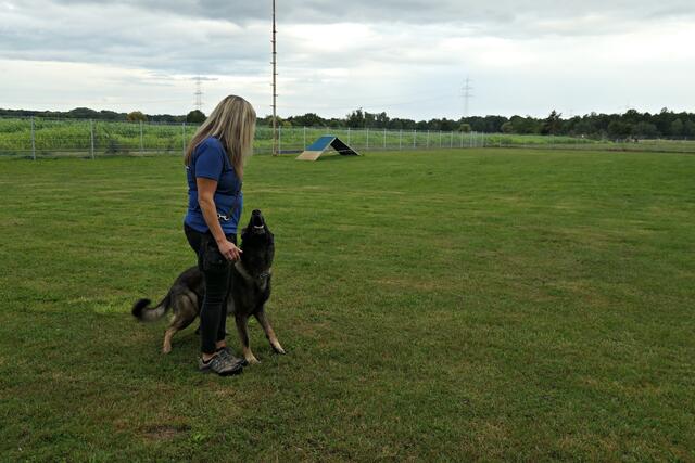 Trainerin Silke Herder mit treuem Begleithund Coccer | Foto: Brigitte Melder