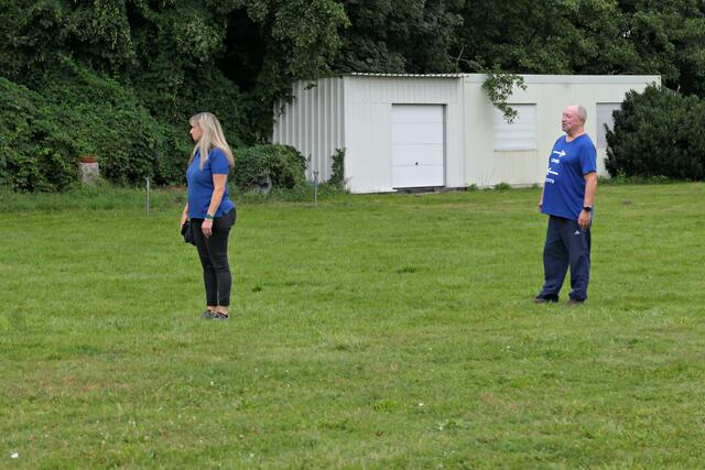 Silke und Stefan warten bis alle in Reih und Glied stehen | Foto: Brigitte Melder