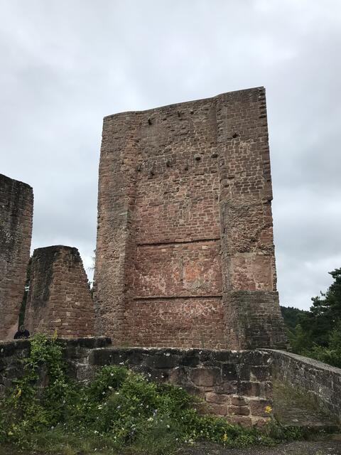 18 Meter hohe Schildmauer | Foto: B. Bender