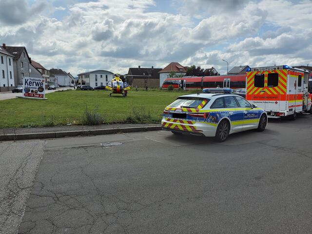 Rettungshubschrauber und zwei Einsatzfahrzeuge an der Unfallstelle | Foto: Feuerwehr VG Otterbach-Otterberg