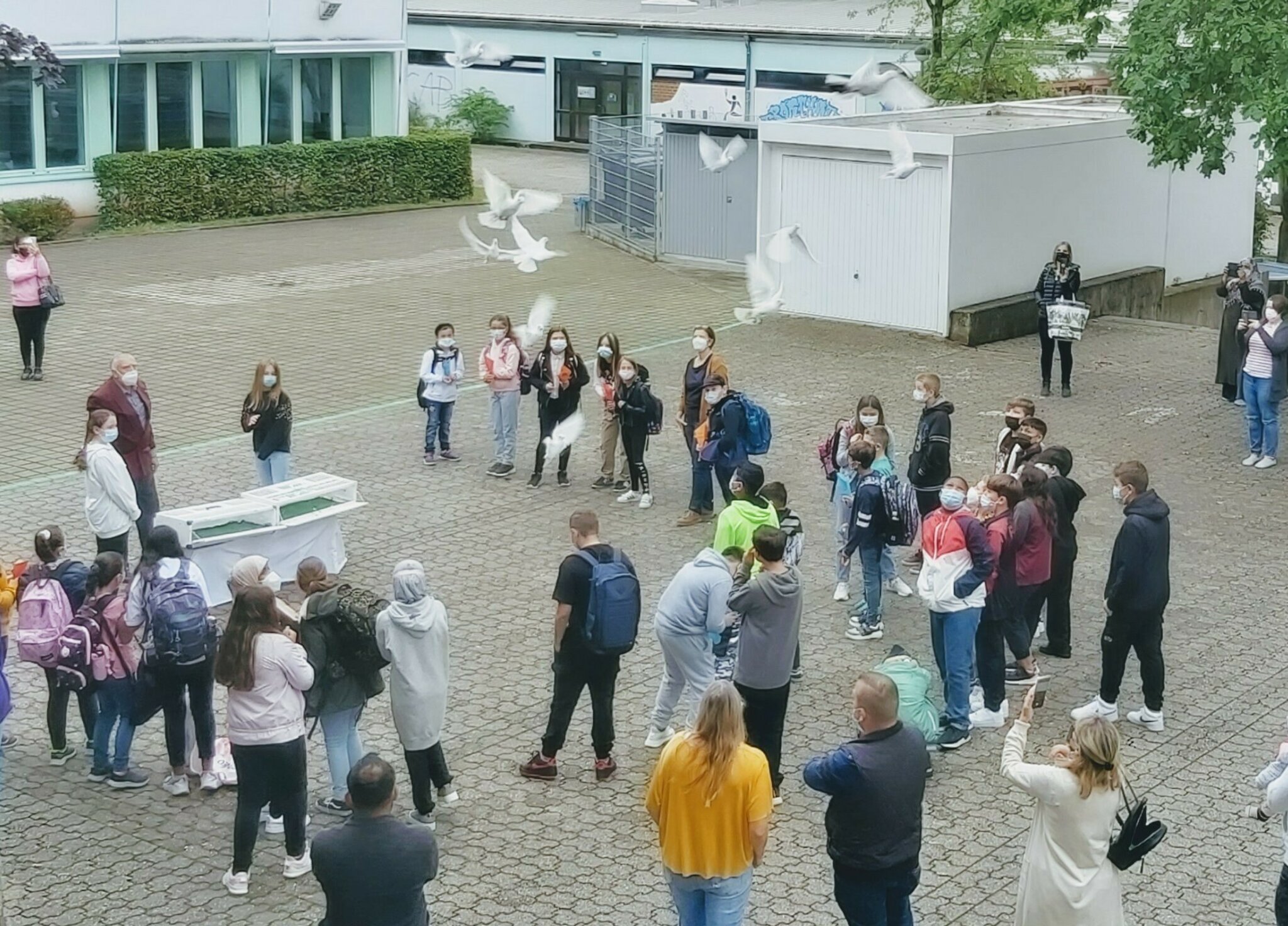 Schulbeginn in Bellheim: Weiße Tauben zum Schulstart an der Realschule ...