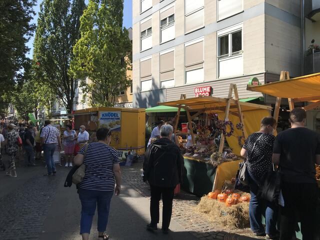Zum Bauernmarkt laden zahlreiche Beschicker ein | Foto: Gisela Böhmer