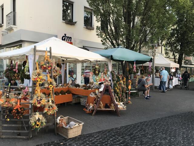 Ob herbstliche Dekorationen oder doch ein leckerer Snack - auf dem Bauernmarkt kann man gemütlich shoppen gehen | Foto: Gisela Böhmer