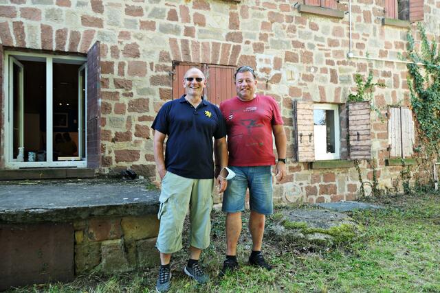 Kennen sich vom Einsatz im Katastrophengebiet: Ully Zahn und Hardy Mies (Männer, die anpacken) | Foto: Brigitte Melder