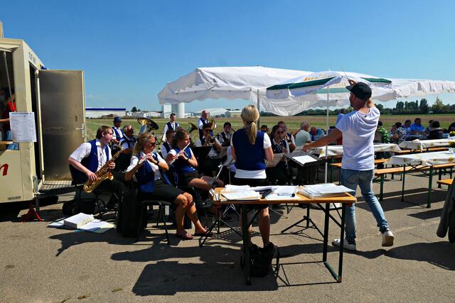 Dirigentin gibt Stock ab, aber nur für ein Lied | Foto: Brigitte Melder