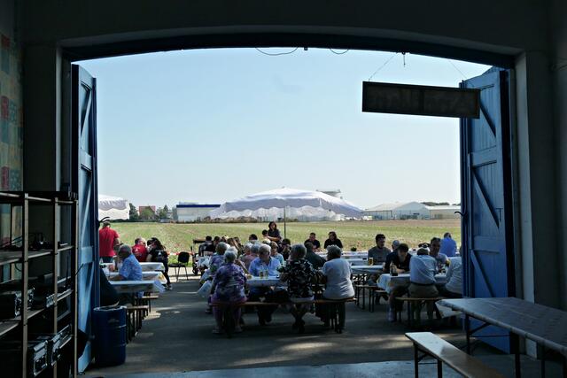 Blick aus der schattigen Flakhalle | Foto: Brigitte Melder
