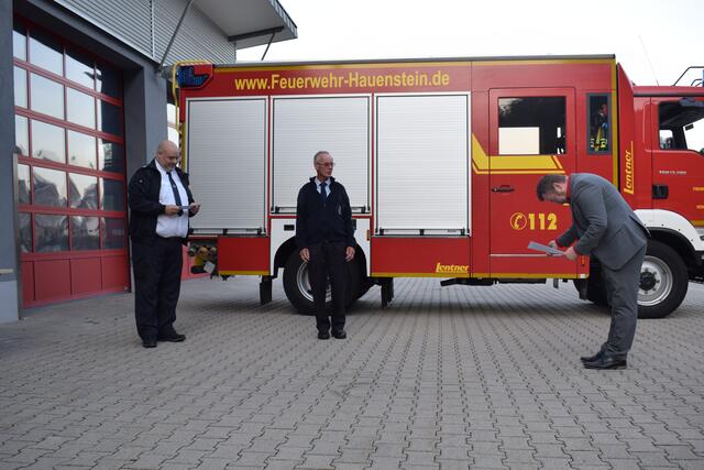 Patrick Seibel verneigt sich vor Martin Edrich (mi.), der für 50 Jahre Zugehörigkeit ausgezeichnet wurde | Foto: B. Bender