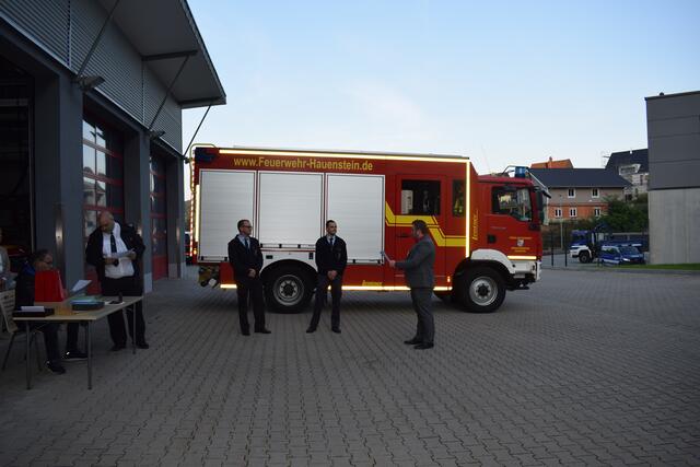 Nicolas Engel wird zum Brandmeister und Marvin Pfister zum Hauptbrandmeister ernannt | Foto: B. Bender