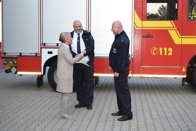 Johannes Seibel und Wolfgang Seibel (re.) erhalten das goldene Feuerwehrehrenzeichen des Landes Rheinland-Pfalz  | Foto: B. Bender