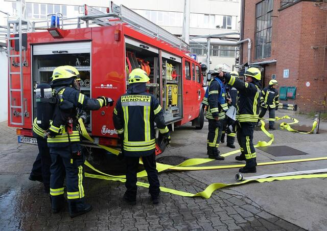 Gerade Mitglieder der Freiwilligen Feuerwehr sind oft während der Arbeitszeit in ihrem Ehrenamt tätig. Gemeinsam geübt wird auch: die Feuerwehr der Firma Renolit und die Feuerwehr Frankenthal. | Foto: Renolit