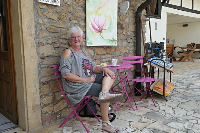 Künstlerin Anke Oswald vor ihrem Atelier | Foto: Brigitte Melder