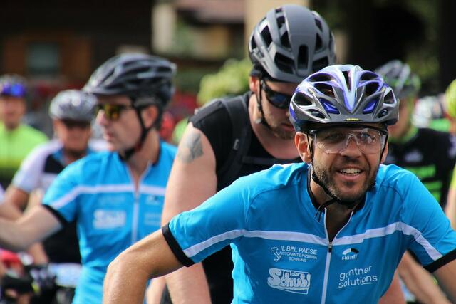 Eine Sportbrille schützt die Augen beim Sport nicht nur vor Verletzungen, sondern auch vor Staub, Fremdkörpern, Wind, grellem Sonnenlicht und schädlichen UV-Strahlen