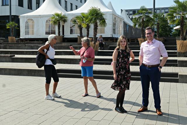 Ulla Walther-Thiedig (im Hintergrund) darf nächsten Donnerstag - Jan Freer und Mitarbeiterin (rechts) | Foto: Brigitte Melder