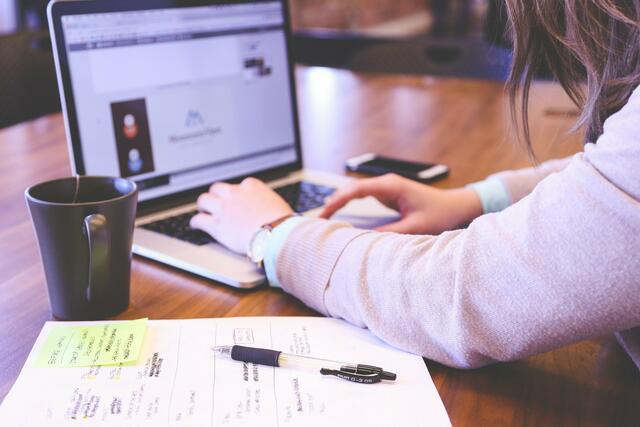 Im Bereich der Ausbildung unterstützen die IHKs die Betriebe zum Beispiel mit dem Digitalen Berichtsheft Foto: StartupStockPhotos/Pixabay