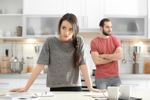 Manchmal bleibt nur noch die Scheidung. Bei der Online-Scheidung ist kein persönliches Erscheinen beim Rechtsanwalt notwendig. Voraussetzung für die einvernehmliche Scheidung ist das Einverständnis des anderen Ehegatten. Ist die Scheidung online beantragt, dauert es etwa vier bis sechs Monate bis zum Scheidungstermin.