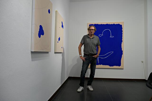 Bei meinem Besuch war Künstler nicht da, durfte Werner Lauth posieren | Foto: Brigitte Melder