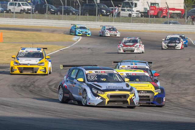 Auch die Tourenwagen der ADAC TCR Germany sind mit dabei. | Foto: Bobracing