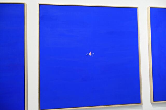 Kleine schwimmende Flasche treibt im Wasser | Foto: Brigitte Melder