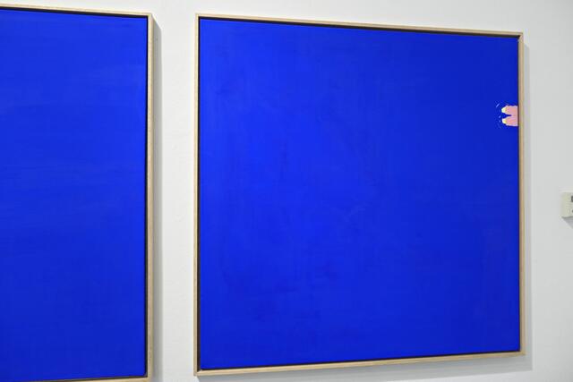 Nur Oberschenkel und Knie eines sitzenden Menschen am Wasser zu sehen | Foto: Brigitte Melder