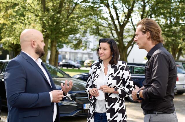Hubwerk-Manager Marc Willems erläuterte Dorothee Bär und Olav Gutting Aufgaben und Leistungen des Hubwerk im Triwo-Park.