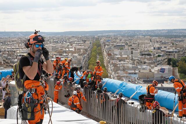 Auf dem Triumphbogen, die Bahnen sind bereit | Foto: Matthias Koddenberg/Christo and Jeanne-Claude Foundation