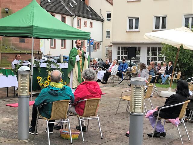 Gottesdienst im Freien am Sonntag | Foto: FKB