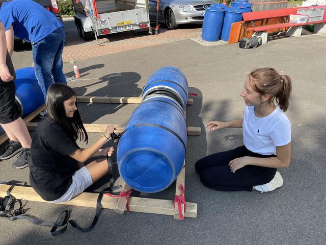 Sena Aktas und Sophia Schell haben Spaß bei der Arbeit. | Foto: Weiler
