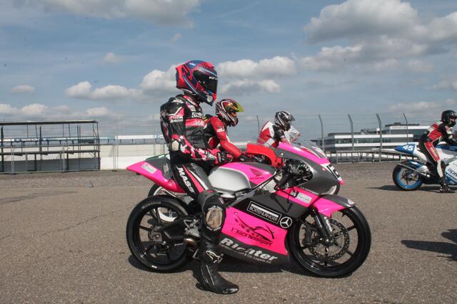 Der 16-jährige Loris Schönrock aus Wesel am Niederrhein gewann in der Moto3-Kategorie beide Rennen (Foto Michael Sonnick)