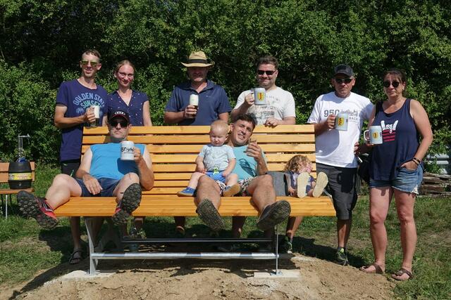 Einweihung des Eschelbacher Waldsofas durch Ortsvorsteher Wolfgang Maier (2.v.r.) und Eschelbacher Bürgern. | Foto: A. Becker