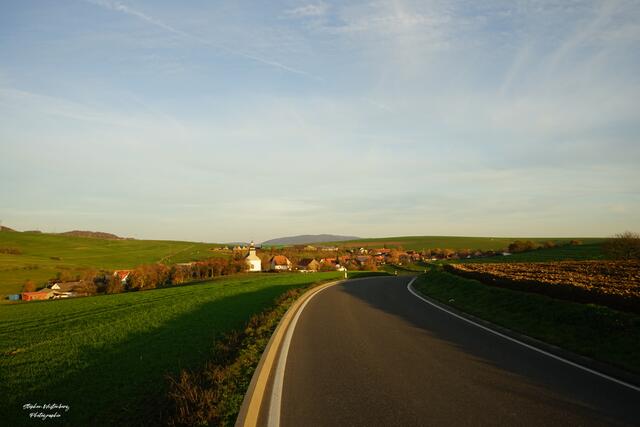 Dörrmoschel mit Donnersberg im Hintergrund | Foto: Stephen Wüstenberg Photographie - Wartenberg-Rohrbach