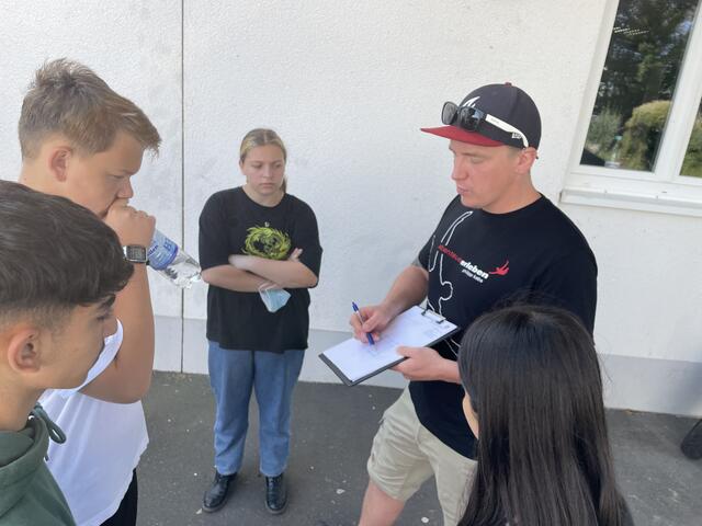 Philipp Kabs gibt den Experten der Teams einige Tipps. | Foto: Weiler