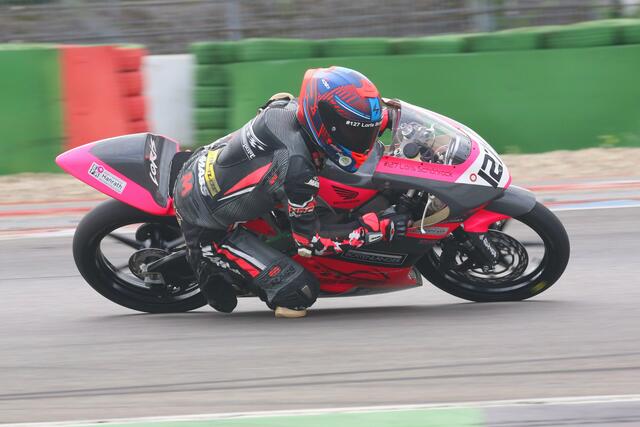 Der 16-jährige Loris Schönrock aus Wesel am Niederrhein gewann in der Moto3-Kategorie beide Rennen (Foto Michael Sonnick)