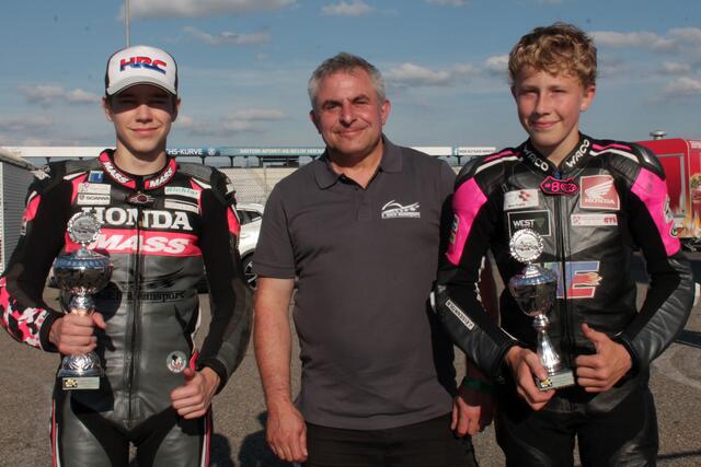 Loris Schönrock (links) mit Teamchef Frank Koch und seinem Teamkollegen Jona Eisenkolb (Foto Michael Sonnick)