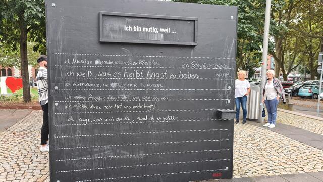 Am Mittwoch, 15. September, wurde der Courage-Kubus auf dem Platz vor dem Pfalztheater eingeweiht | Foto: Ralf Vester
