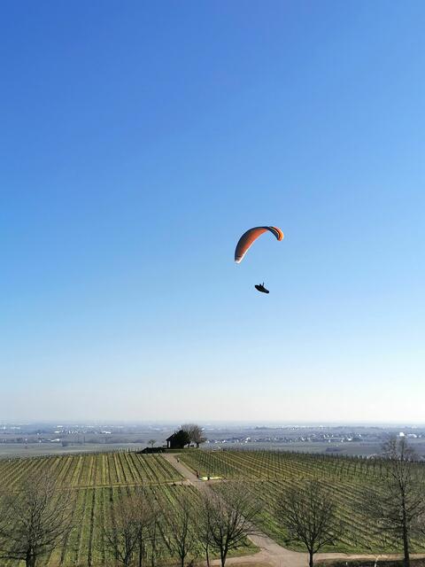 Paraglider in den Nähe von Weyher, aufgenommen im März