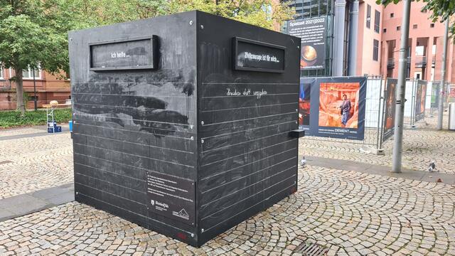 Am Mittwoch, 15. September, wurde der Courage-Kubus auf dem Platz vor dem Pfalztheater eingeweiht | Foto: Ralf Vester