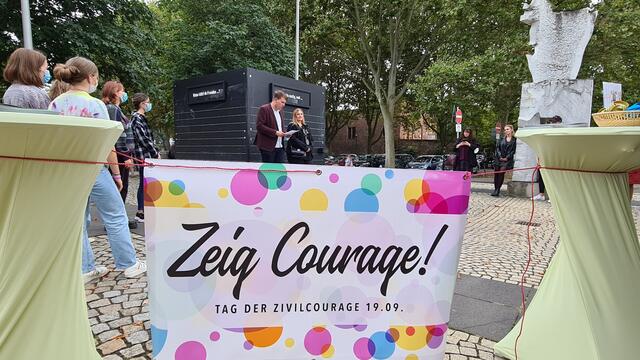 Am Mittwoch, 15. September, wurde der Courage-Kubus auf dem Platz vor dem Pfalztheater eingeweiht | Foto: Ralf Vester