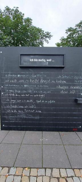 Am Mittwoch, 15. September, wurde der Courage-Kubus auf dem Platz vor dem Pfalztheater eingeweiht | Foto: Silke Gorges