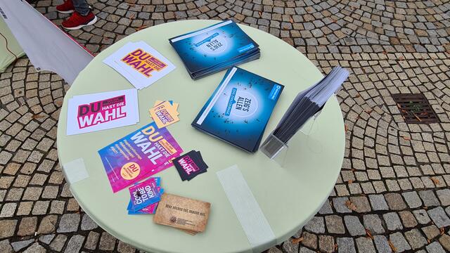 Am Mittwoch, 15. September, wurde der Courage-Kubus auf dem Platz vor dem Pfalztheater eingeweiht | Foto: Ralf Vester