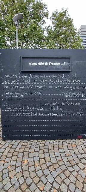 Am Mittwoch, 15. September, wurde der Courage-Kubus auf dem Platz vor dem Pfalztheater eingeweiht | Foto: Silke Gorges