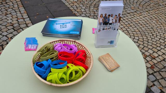 Am Mittwoch, 15. September, wurde der Courage-Kubus auf dem Platz vor dem Pfalztheater eingeweiht | Foto: Ralf Vester