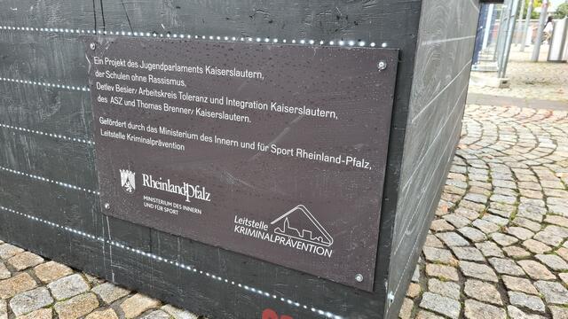 Am Mittwoch, 15. September, wurde der Courage-Kubus auf dem Platz vor dem Pfalztheater eingeweiht | Foto: Ralf Vester