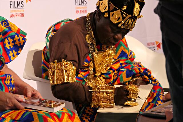 Sein Autogramm dauert schon mal etwas länger. Er nimmt sich viel Zeit. | Foto: Brigitte Melder