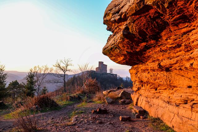 März 2021 
Burgruine Anebos mit Blick auf den Trifels | Foto: Kerstin Wolff