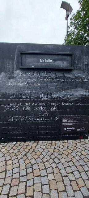 Am Mittwoch, 15. September, wurde der Courage-Kubus auf dem Platz vor dem Pfalztheater eingeweiht | Foto: Silke Gorges