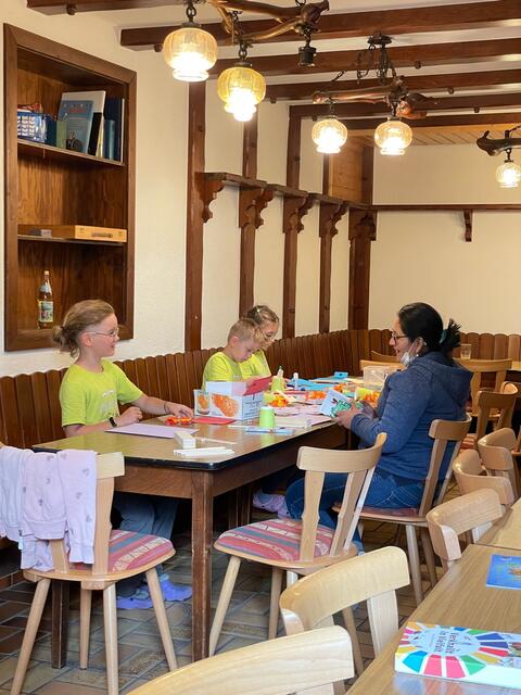 Gemeinsames basteln und wissenswertes über den Wald und seine Bewohner erfahren | Foto: PWV