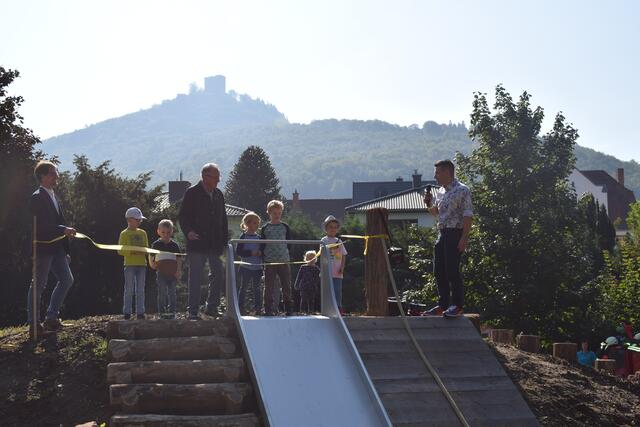 Das gelbe Band wird durchschnitten | Foto: B. Bender