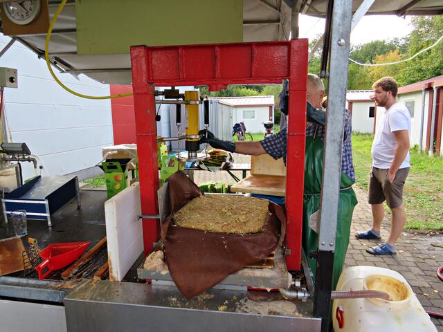 Herr Zimmermann (Hintergrund) aus Schifferstadt hatte auch eine Fuhre gebracht | Foto: Brigitte Melder